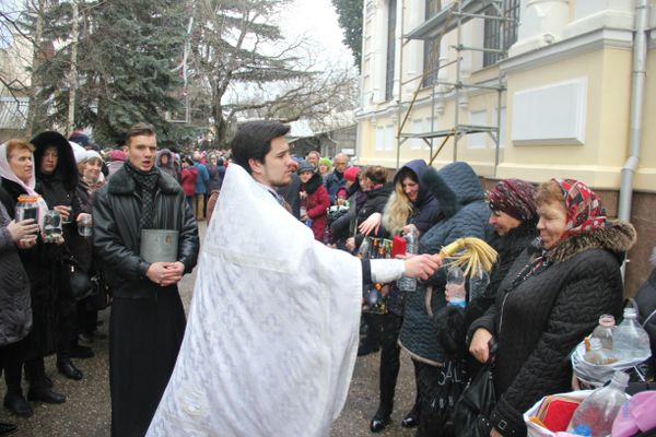 Верующие во время празднования Крещения Господня в храме Трех Святителей в Симферополе. 19 января 2019