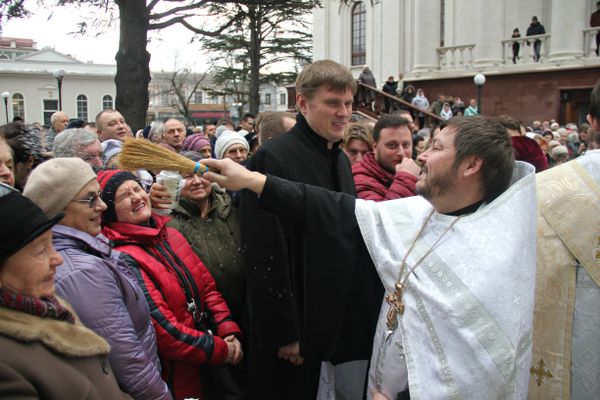 Верующие во время празднования Крещения Господня в Александро-Невском кафедральном соборе в Симферополе. 19 января 2019