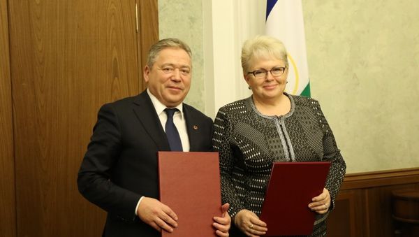 Церемония подписания соглашения о сотрудничестве между Симферополем и Удой. На фото: глава администрации Симферополя Наталья Маленко и глава администрации ГО Уфа Ульфат Мустафин