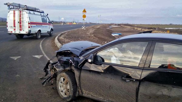 На трассе Таврида столкнулись Hyundai и ВАЗ-2103