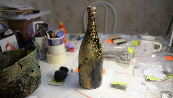 Стеклянная бутылка, обнаруженная в одном из русских блиндажей при раскопках на четвертом бастионе в Севастополе Стеклянная бутылка, обнаруженная в одном из русских блиндажей при раскопках на четвертом бастионе в Севастополе