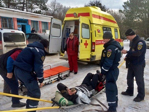Сотрудники МЧС и скорой помощи оказывают помощь пострадавшему в крымских горах