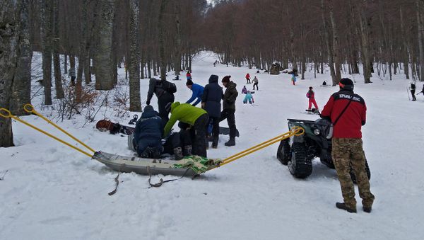 Сотрудники МЧС и скорой помощи оказывают помощь пострадавшему в крымских горах
