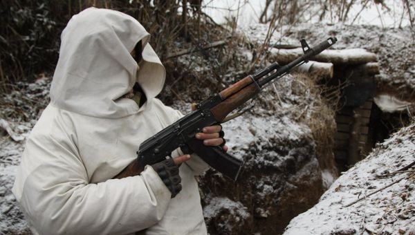 Служащий народной милиции Донецкой народной республики (ДНР) с автоматом в окопе. Архивное фото Служащий народной милиции Донецкой народной республики (ДНР) с автоматом в окопе. Архивное фото