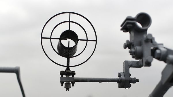 Прицел крупнокалиберного 14,5-мм пулемета на новейшем малом ракетном корабле проекта 21631 ВМФ России Орехово-Зуево в Севастополе
