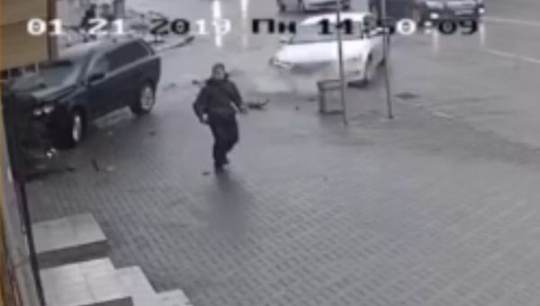Не разъехались: видео ДТП с участием внедорожника и легковушки
