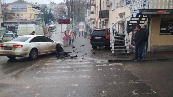 В Севастополе пешеход чудом увернулся от вылетевшего на тротуар джипа