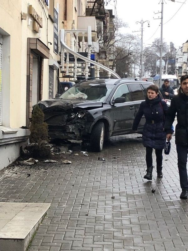 В Севастополе пешеход чудом увернулся от вылетевшего на тротуар джипа