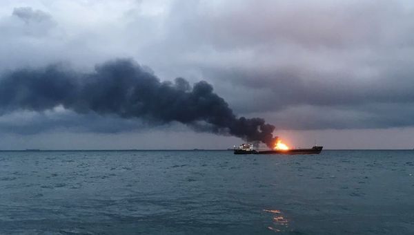 В Керченском проливе загорелись два судна