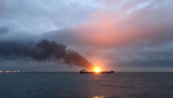 В Керченском проливе загорелись два судна
