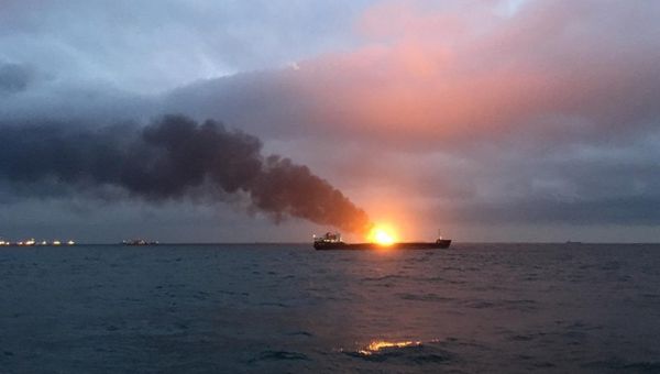 В Керченском проливе загорелись два судна