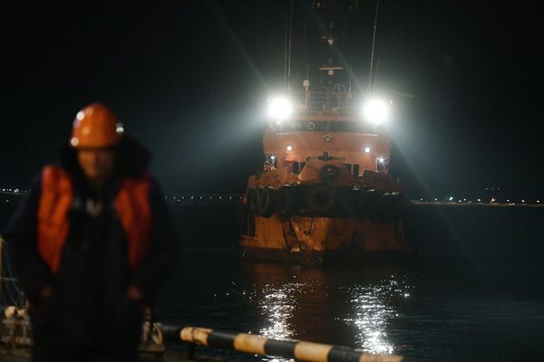 Буксир морской спасательной службы Меркурий швартуется в порту Керчь. 22 января 2019