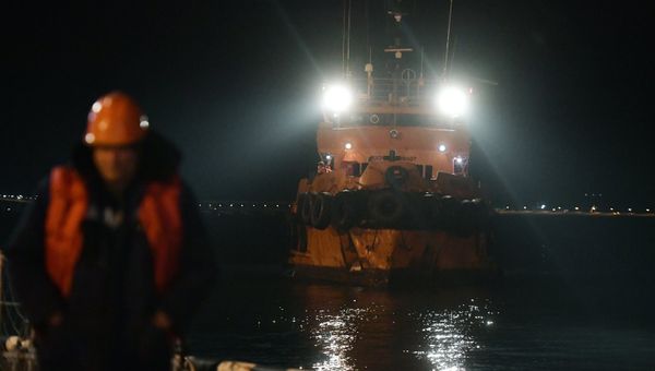 Буксир морской спасательной службы Меркурий швартуется в порту Керчь. 22 января 2019