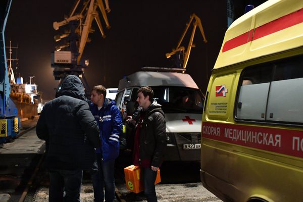 Медицинские работники в торговом порту Керчи, куда доставлены моряки, пострадавшие в результате пожара на судах в Керченском проливе. 22 января 2019