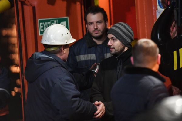 Иностранный моряк (справа), спасенный с одного из горящих танкеров, покидает буксир морской спасательной службы Меркурий в торговом порту Керчи. 22 января 2019