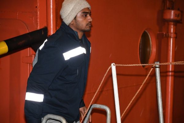 Пострадавшие при пожаре двух танкеров в Черном море моряки доставлены в Керчь