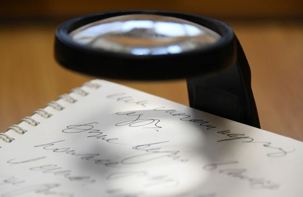Эксперт-почерковед за работой