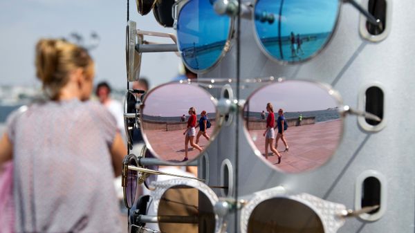Продажа солнцезащитных очков. Архивное фото