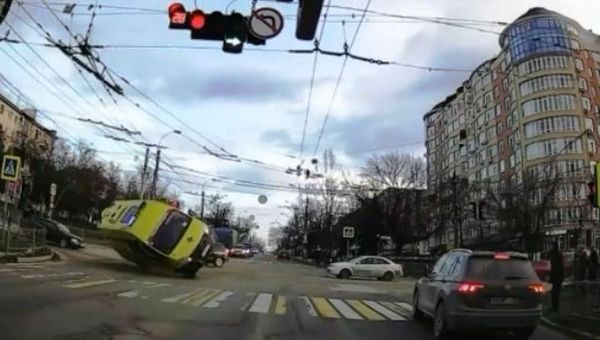 Видео с перевернувшейся скорой в Симферополе Видео с перевернувшейся скорой в Симферополе