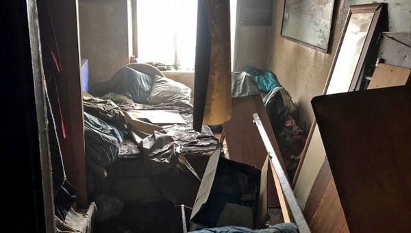 Последствия пожара в квартире пятиэтажного дома в городе Щелкино. 24 января 2019 Последствия пожара в квартире пятиэтажного дома в городе Щелкино. 24 января 2019