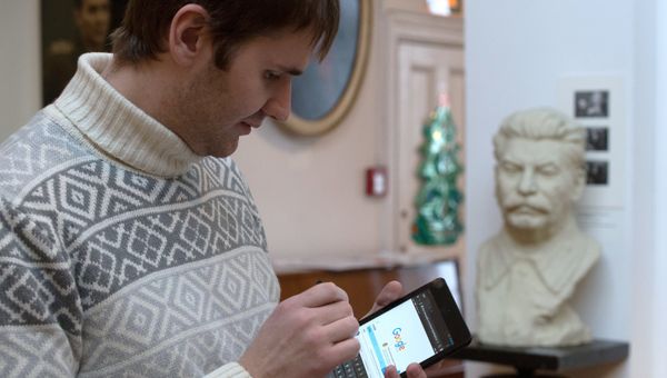 Мужчина заходит в браузер Google с планшета. Архивное фото