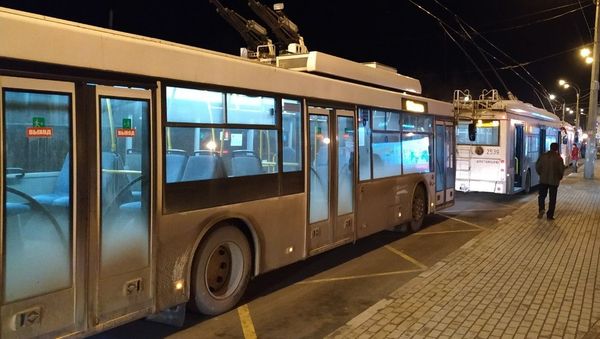 Троллейбусы остановились из-за обрыва контактного провода на перекрестке улиц Козлова и Севастопольская в Симферополе. 24 января 2019