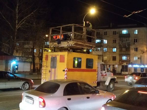 Аварийная бригада устраняет обрыв контактного провода на перекрестке улиц Козлова и Севастопольская в Симферополе. 24 января 2019