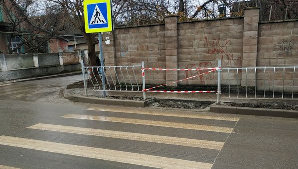 В Симферополе исправили ведущую в забор зебру