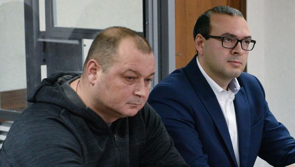 Капитан российского судна Норд Владимир Горбенко (слева) во время заседания Оболонского районного суда Киева. Архивное фото