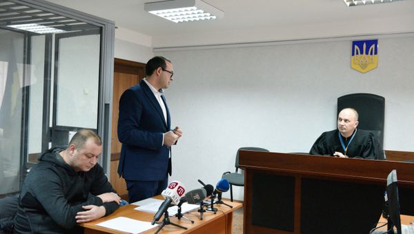 Капитан российского судна Норд Владимир Горбенко (слева) во время заседания Оболонского районного суда Киева. Архивное фото