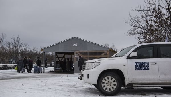 Автомобиль миссии ОБСЕ в районе временного пункта пропуска Станица Луганская между Украиной и Луганской народной республикой