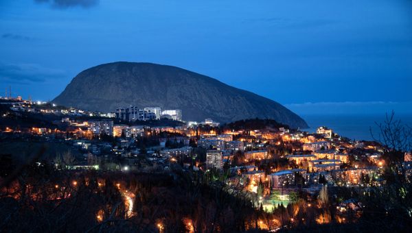 Гора Аю-Даг со стороны Гурзуфа в Крыму