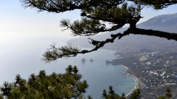 Вид на Гурзуф на побережье Черного моря в Крыму