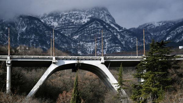 Мост через реку Авунда при подъезде в Гурзуф в Крыму Мост через реку Авунда при подъезде в Гурзуф в Крыму