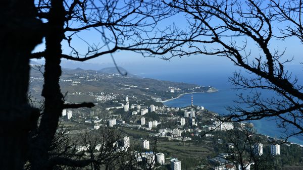 Вид на поселок Партенит на побережье Черного моря в Крыму Вид на поселок Партенит на побережье Черного моря в Крыму