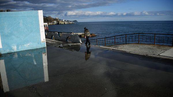 Мужчина на набережной в Алупке в Крыму