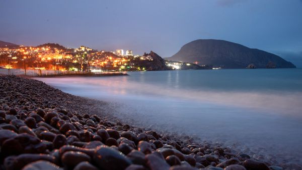Побережье Черного моря возле Гурзуфа в Крыму