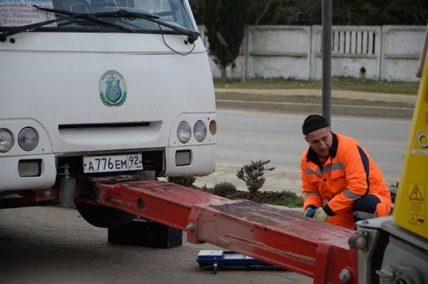 Эвакуатор грузовых автомобилей ГБУ Севастопольский Автодор во время работы