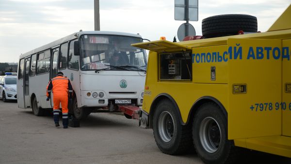 Эвакуатор грузовых автомобилей ГБУ Севастопольский Автодор во время работы