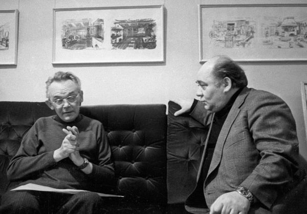 Режиссер Леонид Гайдай (слева) и артист Евгений Леонов работают над фильмом За спичками.