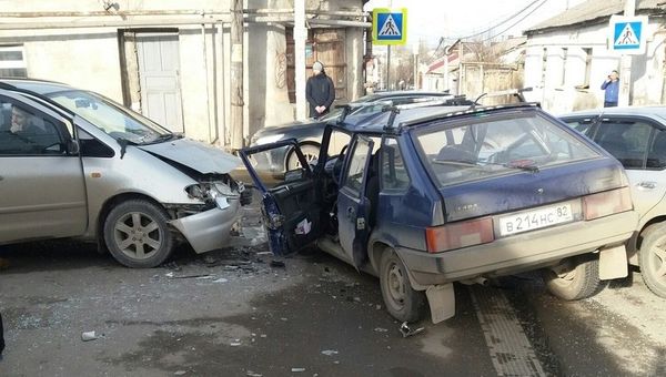 Тройное ДТП на перекрестке улиц Чехова и Красноармейская в Симферополе
