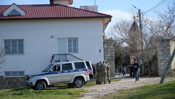 Силовики на территории музея-заповедника Херсонес Таврический, где обнаружили подозрительный предмет