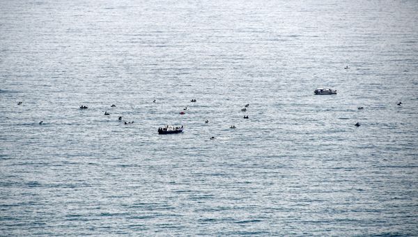 Прогулочные катера в Черном море. Архивное фото Прогулочные катера в Черном море. Архивное фото