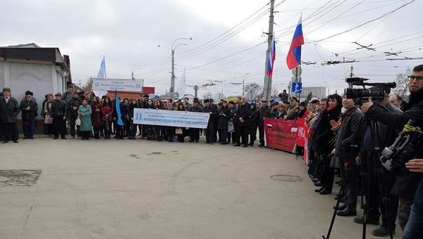 В Симферополе состоялся траурный митинг по случаю 48-й годовщины гибели дважды Героя Советского Союза, летчика Амет-Хана Султана