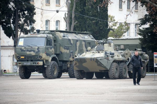 Выставка военной техники в рамках церемонии принятия военной присяги новобранцами отдельной бригады разведки Черноморского флота в Севастополе