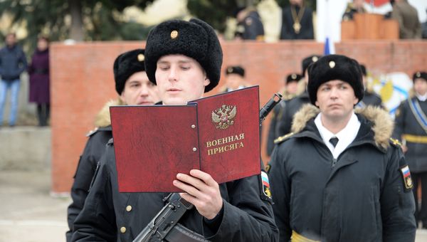 Новобранцы принимают присягу. Архивное фото