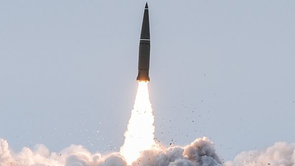 Пуск баллистической ракеты оперативно-тактического ракетного комплекса (ОТРК) Искандер-М 