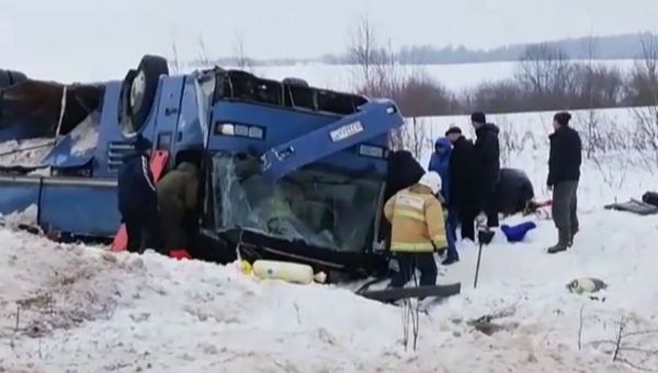 Кадры с места ДТП в Калужской области, где опрокинулся автобус с детьми