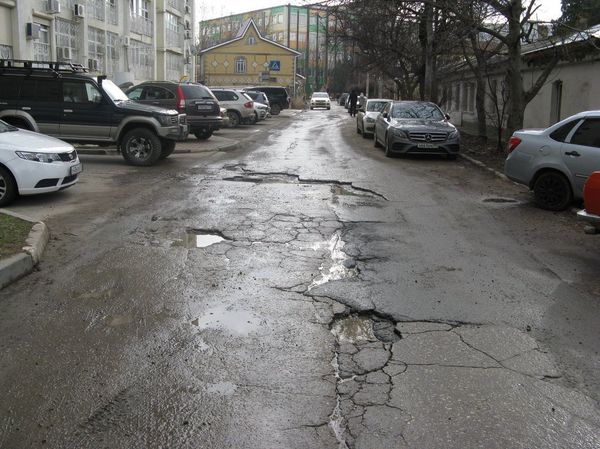Ямы на Совхозном переулке в Симферополе