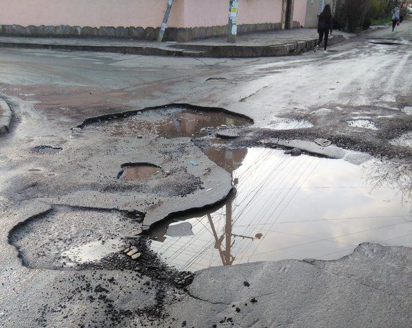 Ямы на Трамвайном переулке в Симферополе